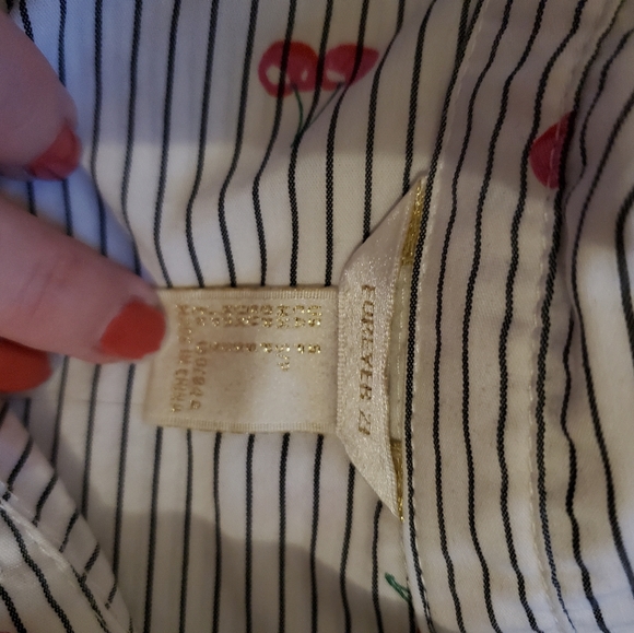 Cute cheery blouse! - Picture 3 of 4